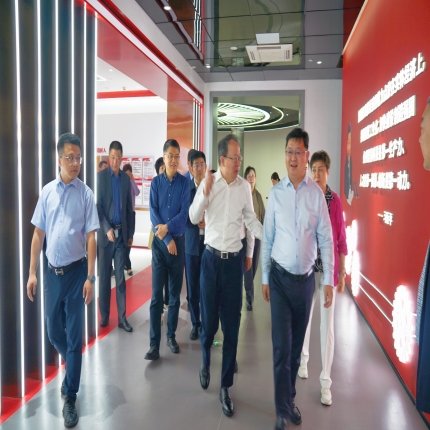 山西省政協(xié)副主席李曉波率“培育壯大智能產(chǎn)業(yè)，加快推動智能化發(fā)展”調(diào)研組參觀考察泰隆集團(tuán)