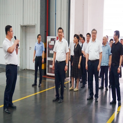 泰州市委常委、統(tǒng)戰(zhàn)部部長(zhǎng)張小兵一行來(lái)泰隆調(diào)研